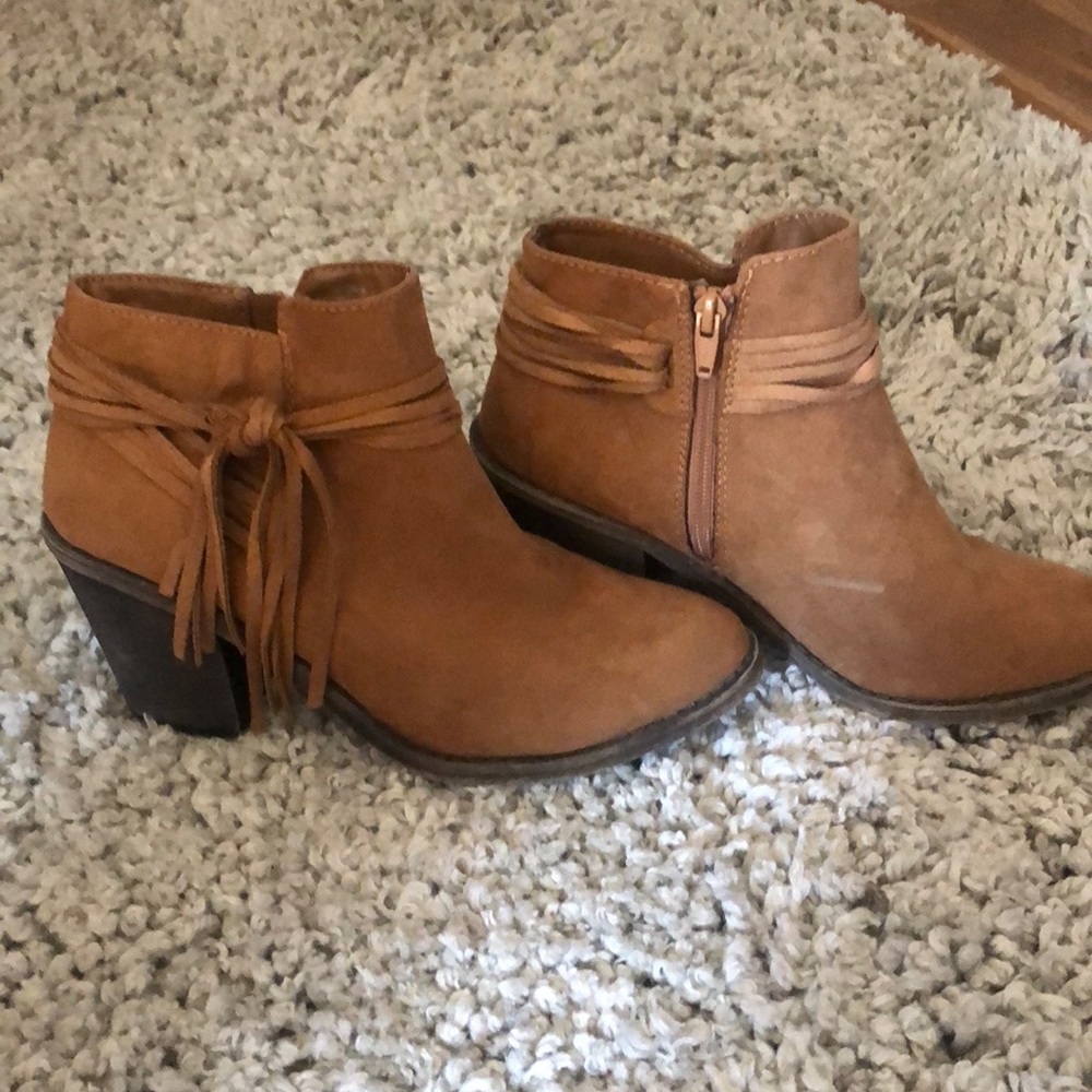 Time and tru heel ankle boots!